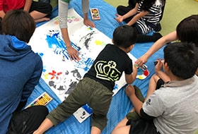 子供達が水辺で遊んでいる画像