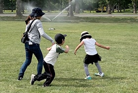 子供達が夏の公園で遊んでいる画像